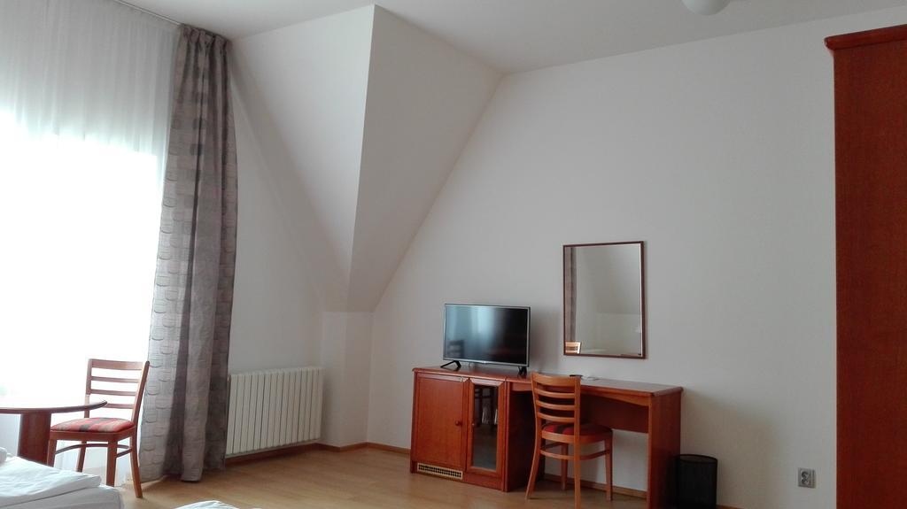 Pension Jana - Domov Mladeze Prague Luaran gambar