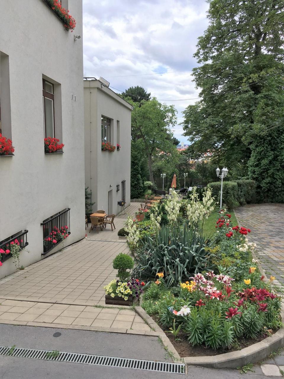 Pension Jana - Domov Mladeze Prague Luaran gambar