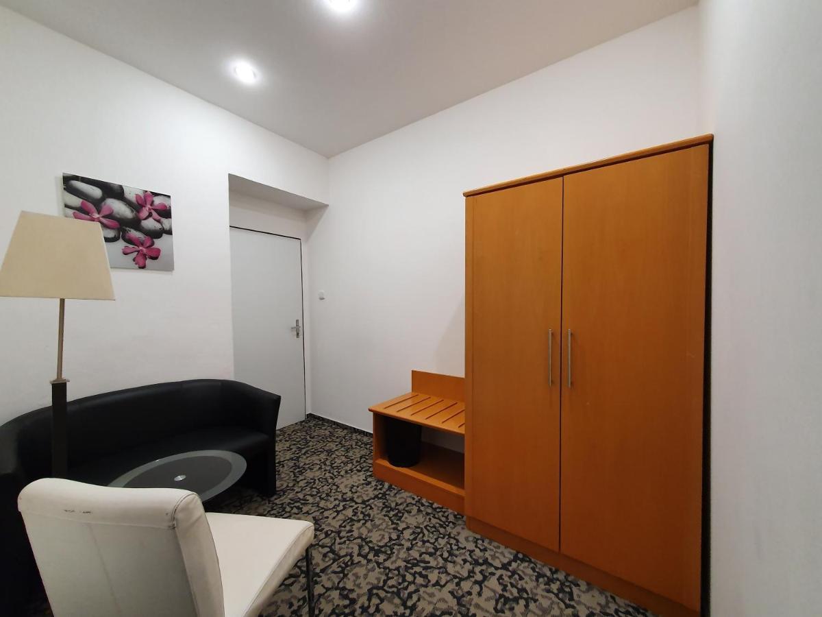 Pension Jana - Domov Mladeze Prague Luaran gambar