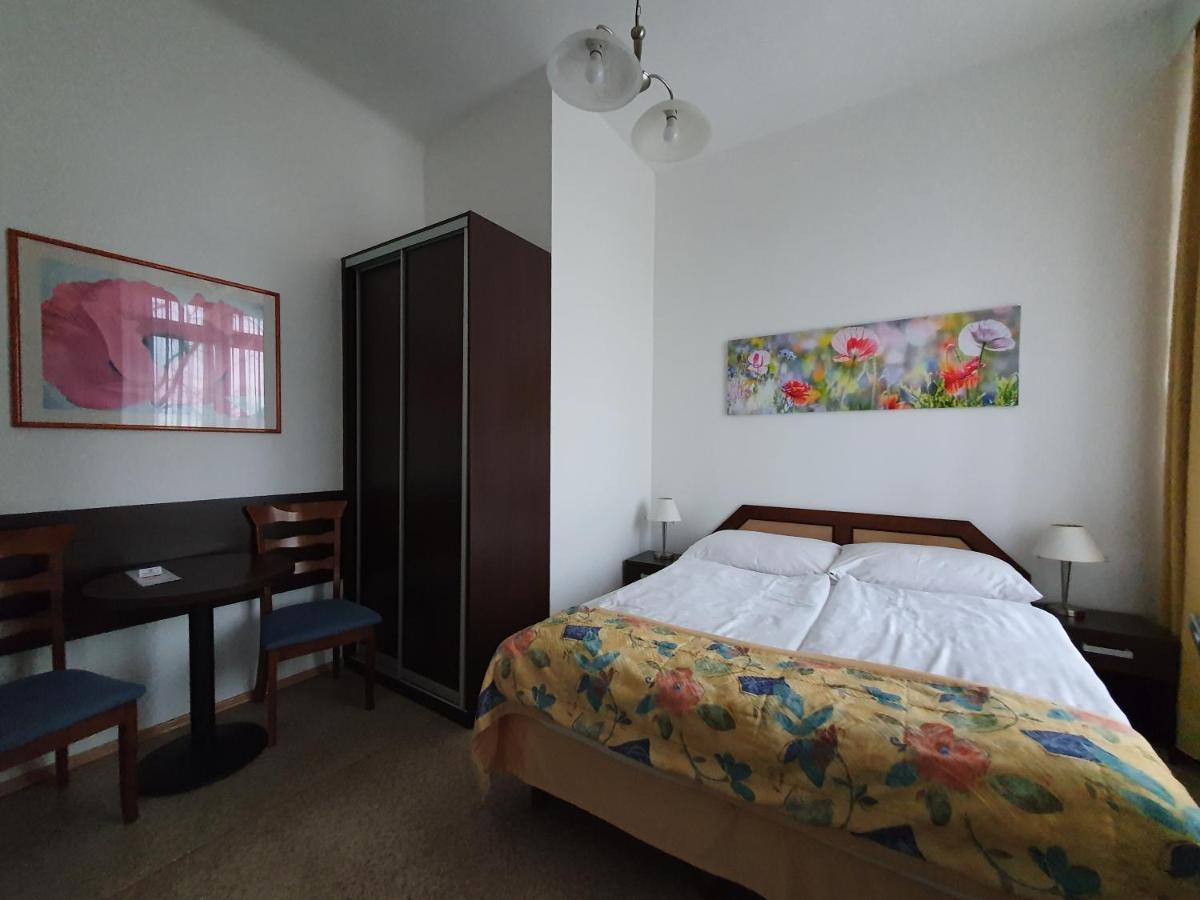 Pension Jana - Domov Mladeze Prague Luaran gambar