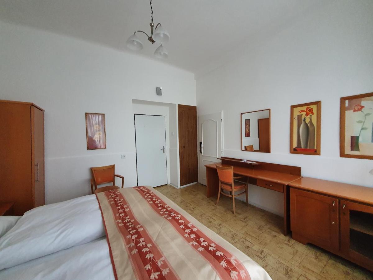 Pension Jana - Domov Mladeze Prague Luaran gambar