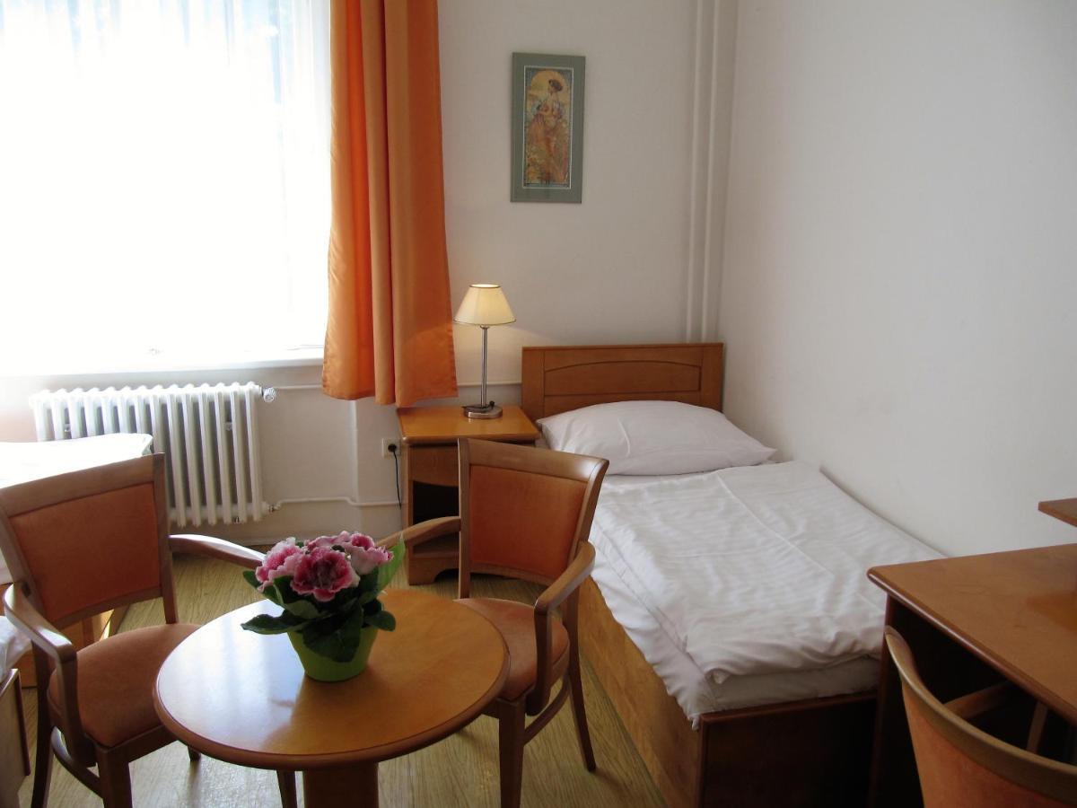 Pension Jana - Domov Mladeze Prague Luaran gambar