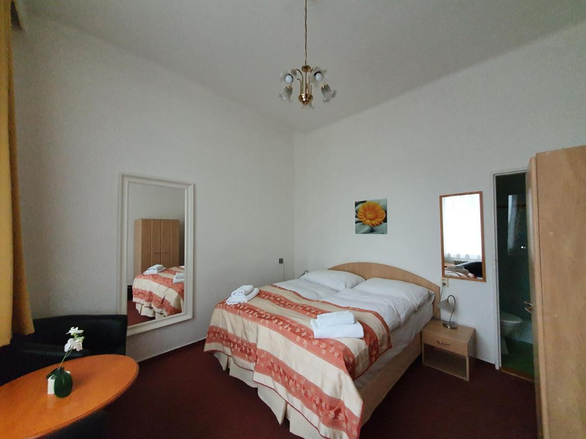 Pension Jana - Domov Mladeze Prague Luaran gambar