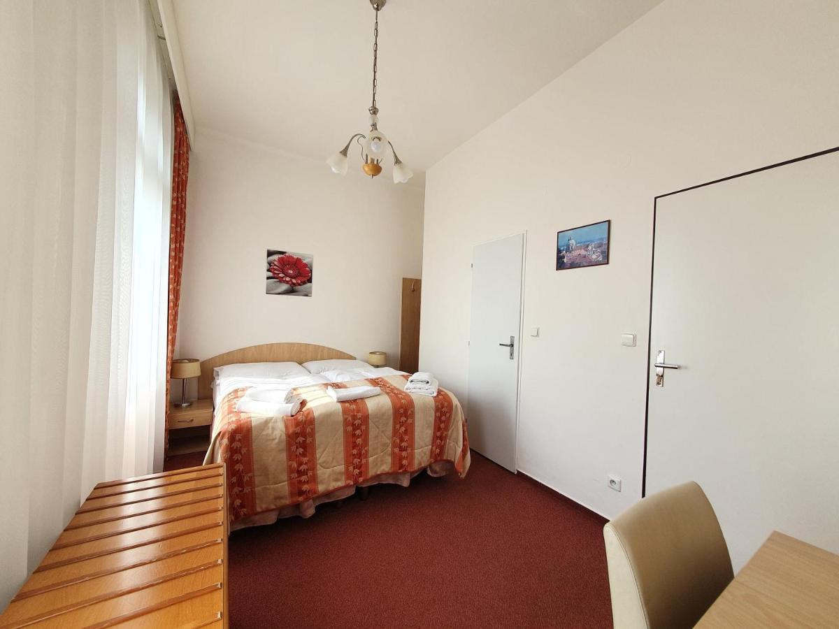 Pension Jana - Domov Mladeze Prague Luaran gambar