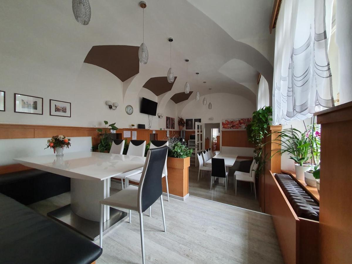 Pension Jana - Domov Mladeze Prague Luaran gambar